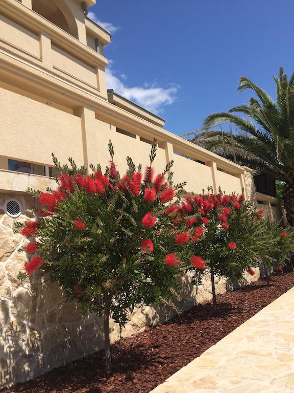 Paradise Resort Vanesa Vir Exterior photo
