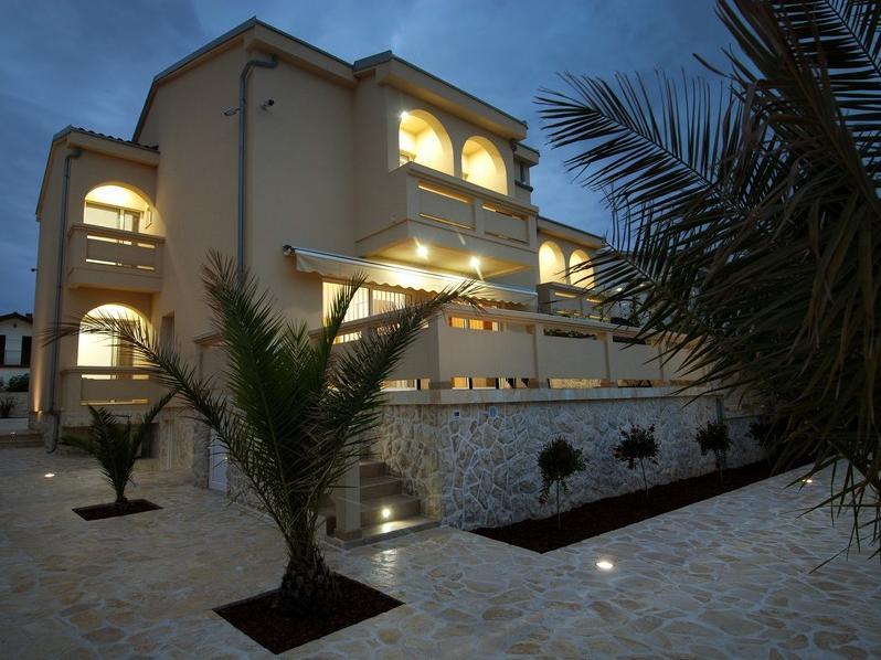 Paradise Resort Vanesa Vir Exterior photo