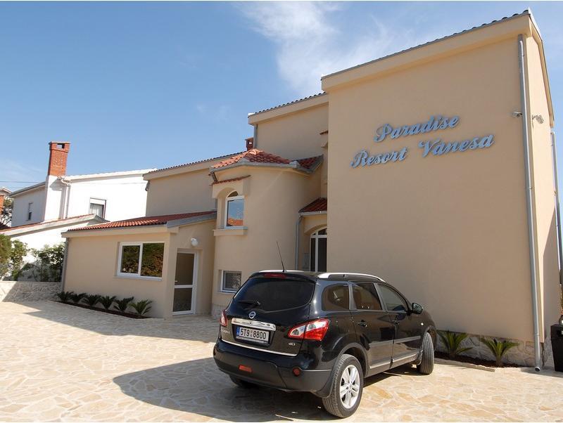 Paradise Resort Vanesa Vir Exterior photo